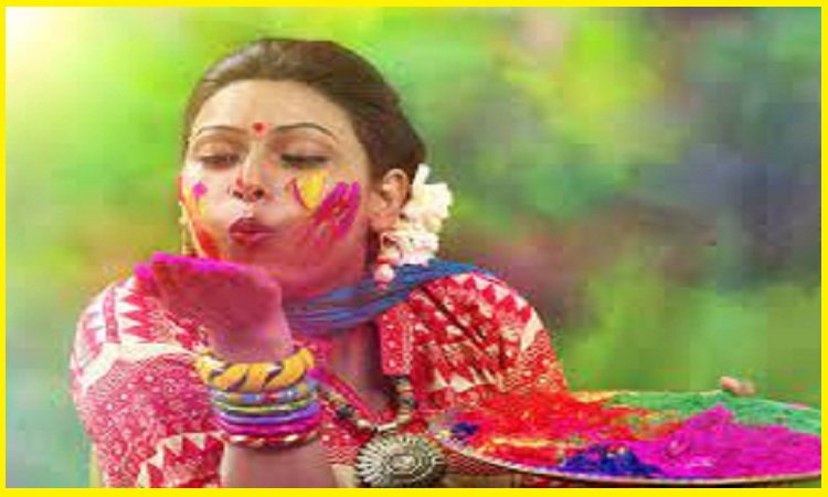 Be careful before applying hue and color on Holi, so that the skin and face will remain soft