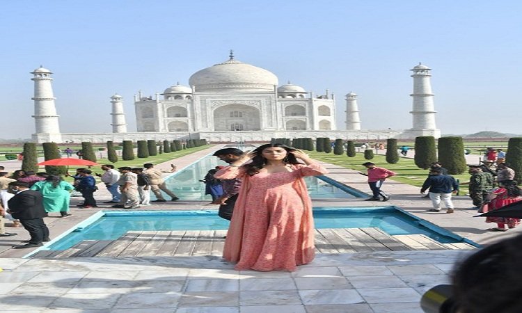 Actresses Yami and Nimrat Kaur saw the Taj, lost in beauty but looked troubled in the heat of Agra 