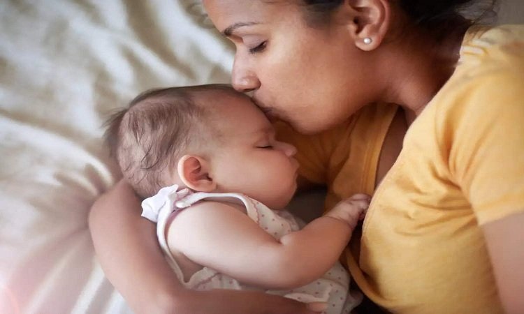 Newborn care: Do not breastfeed your baby while sleeping, know the harm