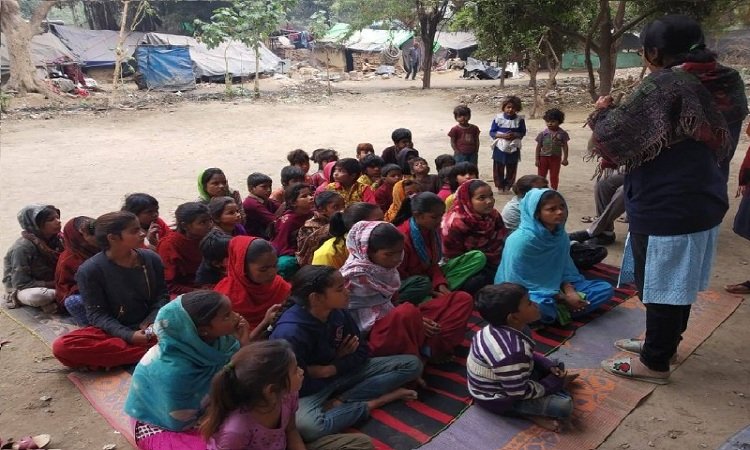 Father-brothers are now taking care of menstrual safety and hygiene of adolescent girls, reaching Saathiya Center with daughters