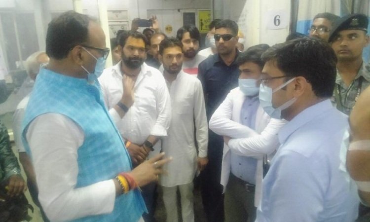 Deputy CM Brajesh Pathak made a surprise inspection of SNMC emergency of Agra, the condition of the patients, the principal reprimanded