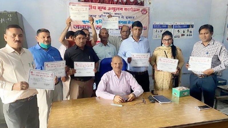 Manish and SN Gautam honored for finding maximum leprosy patients