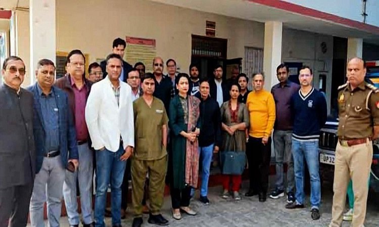 Agra News: डॉक्टर के साथ अभद्रता और मारपीट पर पहुंचे आईएमए पदाधिकारी